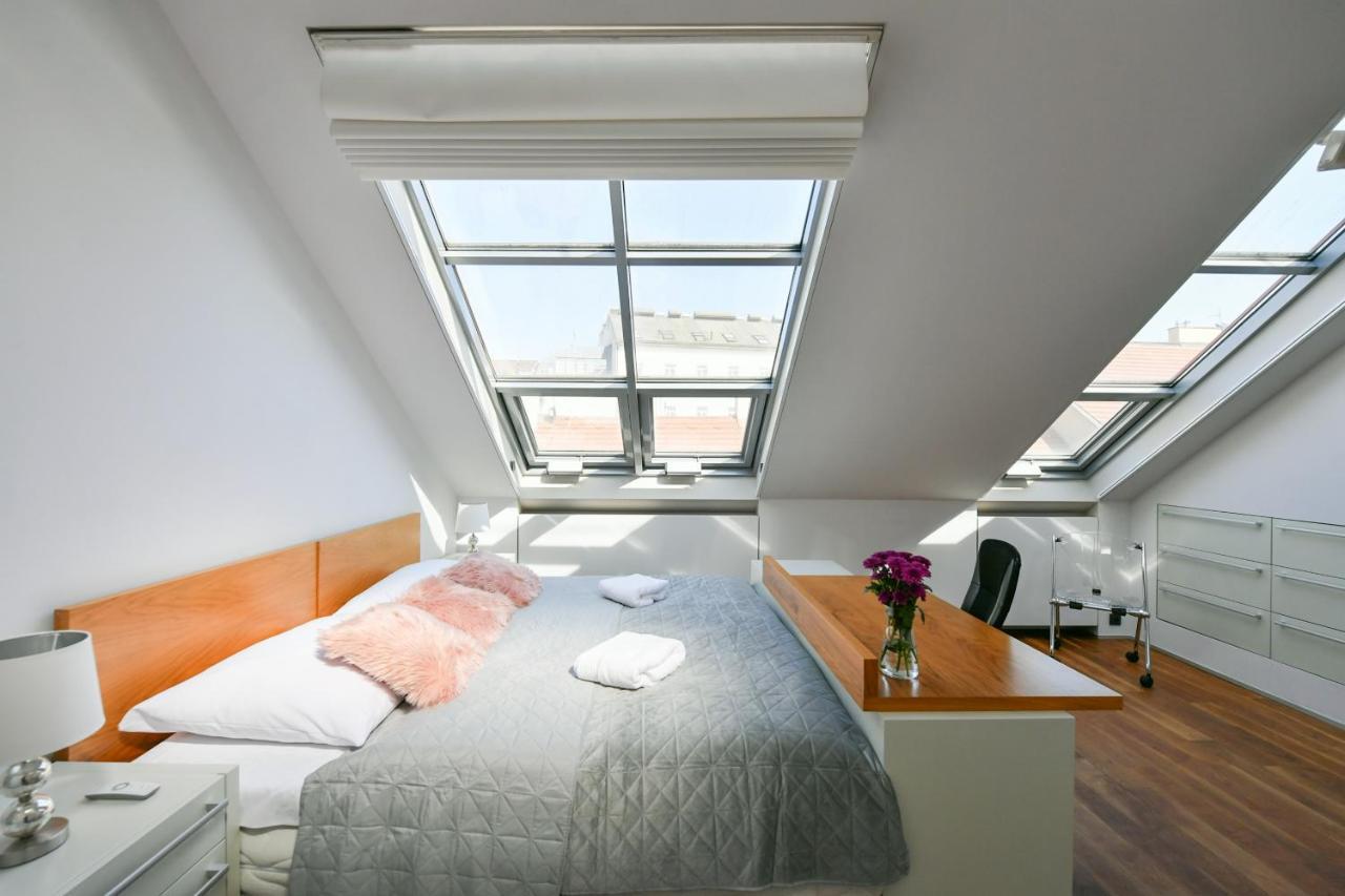 Luxury Central Penthouse With Sauna, Terrace, 250M2, 5Bdrm, 3Bthrm プラハ エクステリア 写真