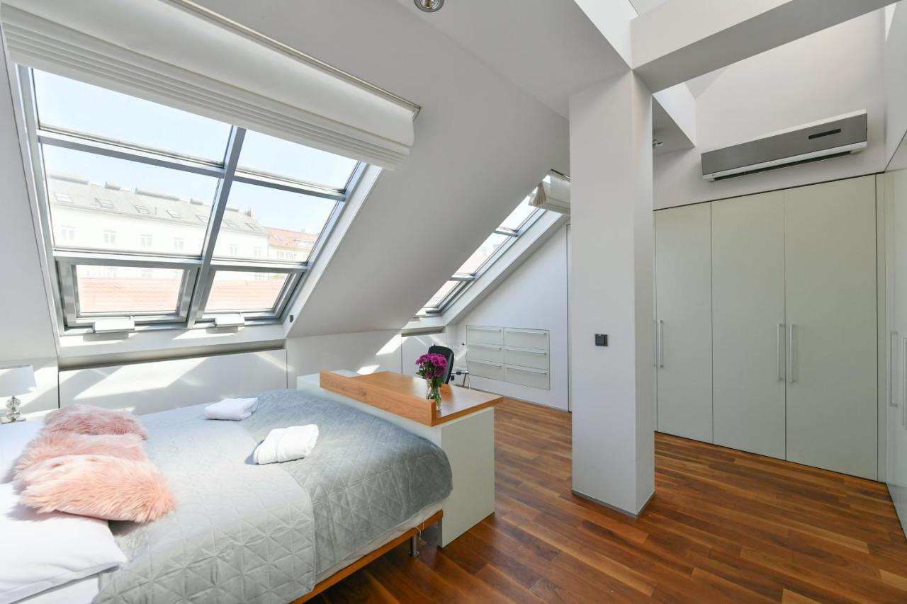 Luxury Central Penthouse With Sauna, Terrace, 250M2, 5Bdrm, 3Bthrm プラハ エクステリア 写真